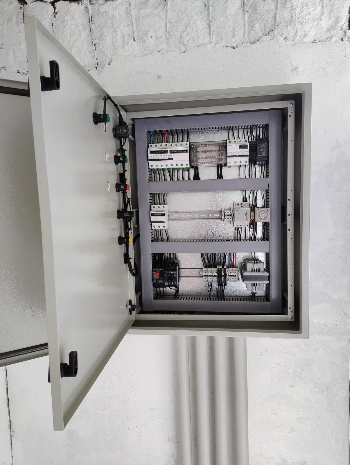 Interior del tablero de control de bomba sumergible